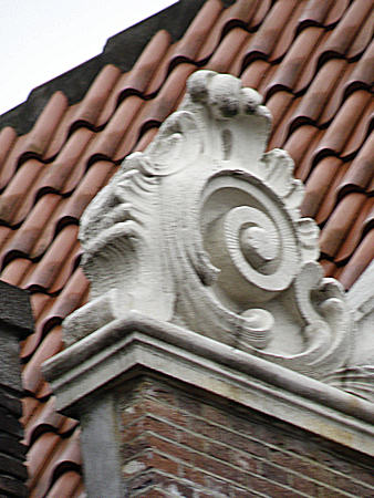 Steenhouwerij Buitenpost: kruldetail in kopgevel Haarlemmerdijk 65