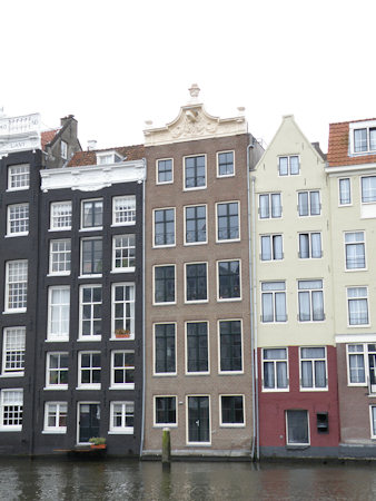 Steenhouwerij Buitenpost: Amsterdam warmoestraat gevelrij, Damrakzijde