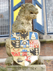 restauratie bordes en leeuwsculpturen Kanselarij Leeuwarden