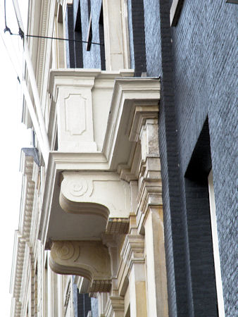 V&R_V_frontentree_rechts_balkon_profiel