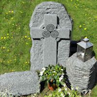 grafsteen, ruwe steen, gehakt en gepolijst kruis