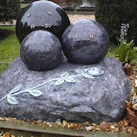 grafsteen met ornament en gepolijste bollen